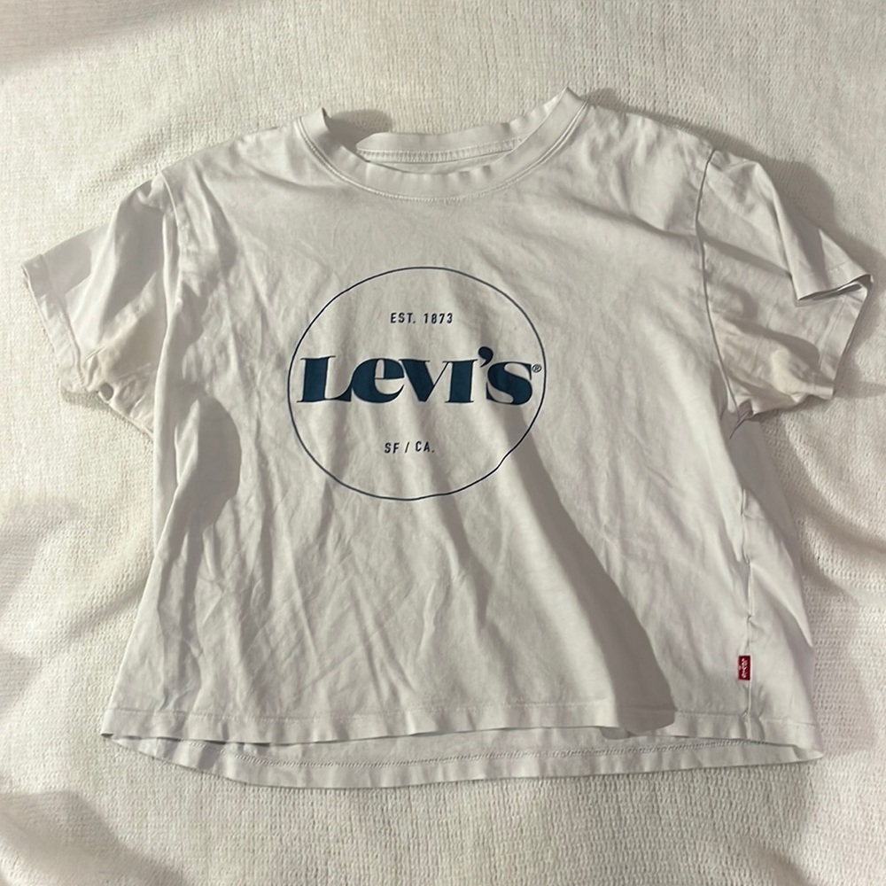 white levi’s cropped t-shirt